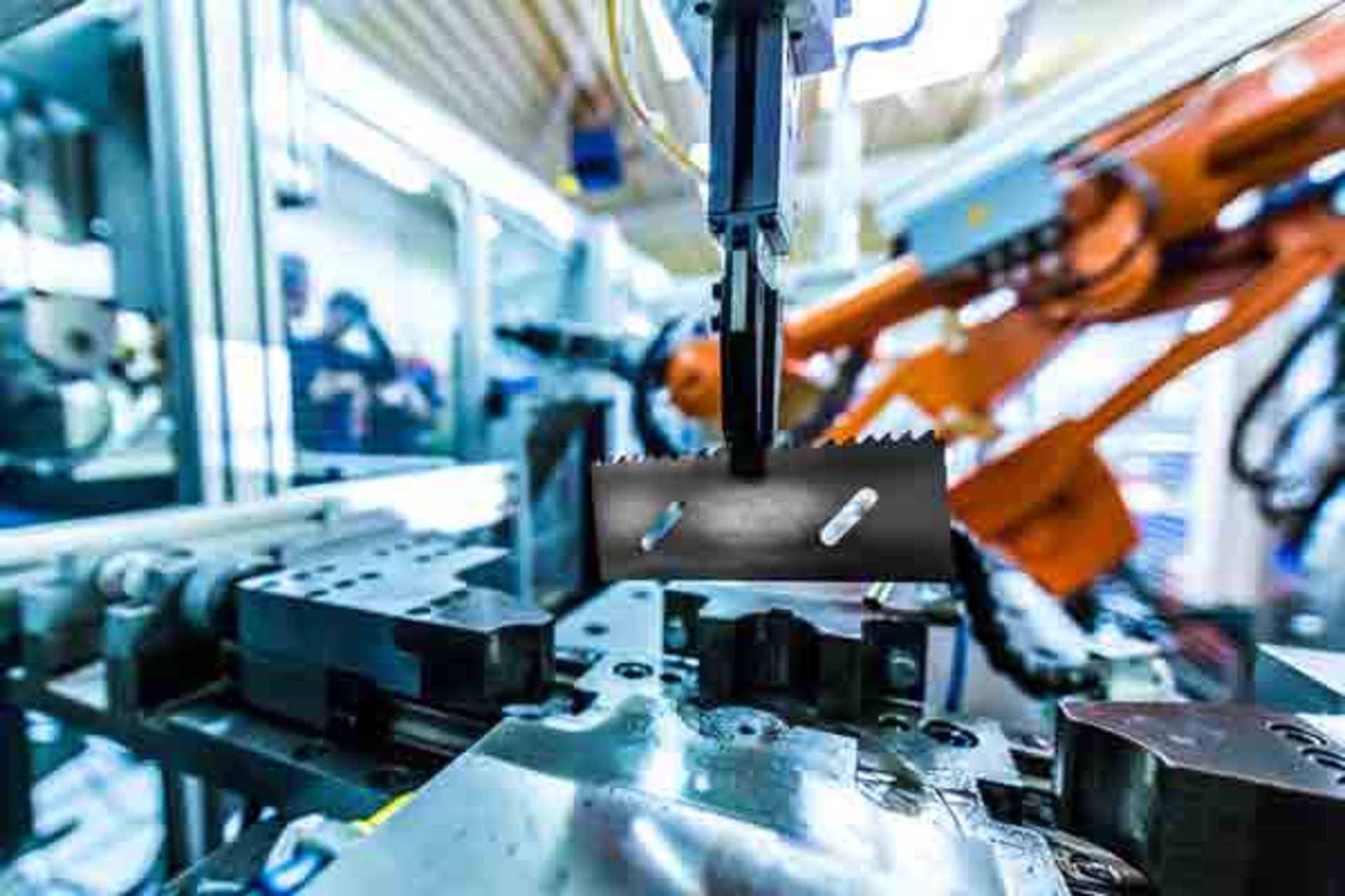 Sägeblatt wird von Roboterarm platziert. Ein Sägeblatt wird von einem Roboterarm platziert.